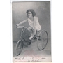 Bambina su vecchio tipo di bicicletta